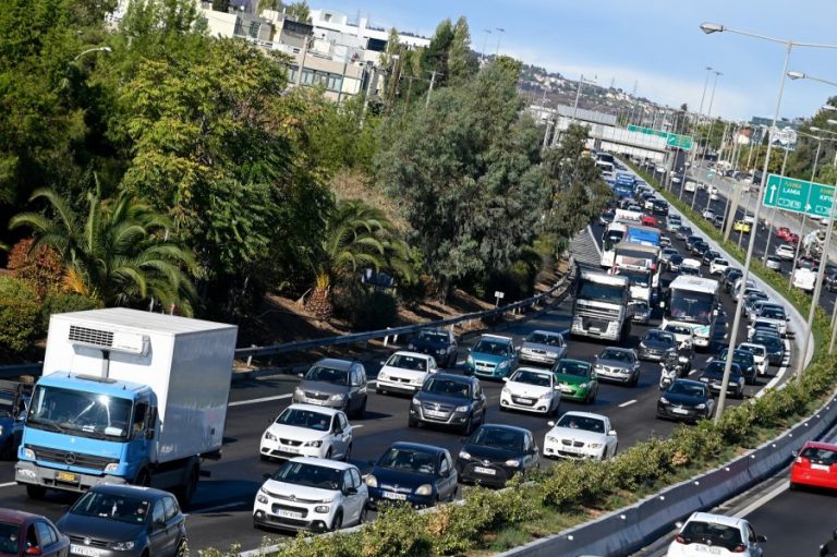 «Λαμπάδιασε» αυτοκίνητο στην Αθηνών – Λαμίας, ουρές χιλιομέτρων στην άνοδο της Εθνικής