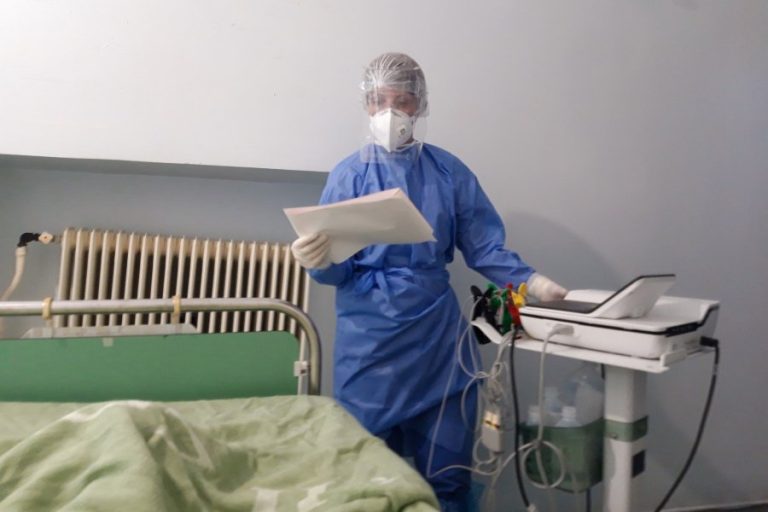 Νέες οδηγίες για ασθενείς με κορονοϊό, πότε παραμένουν σπίτι, με ποια συμπτώματα απαιτείται νοσηλεία