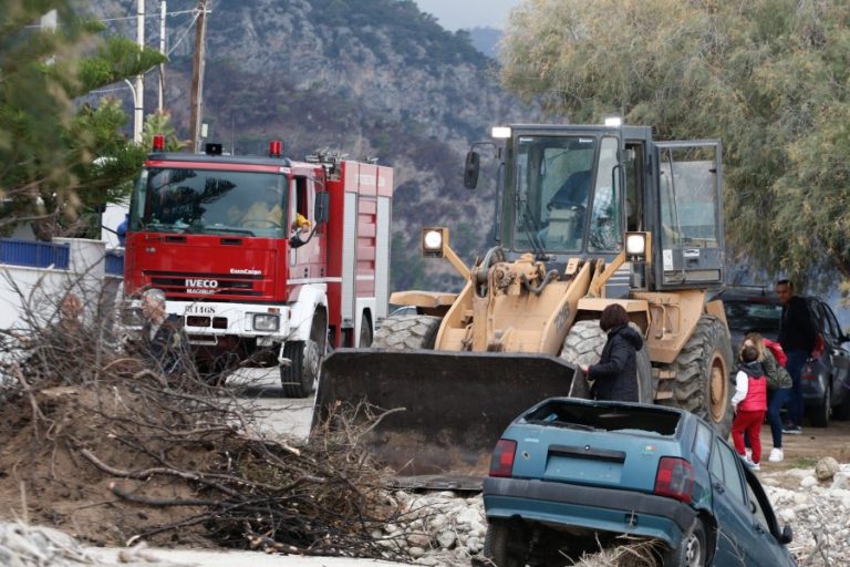 Πυροσβεστικό στην Άρτα έπεσε σε χαράδρα, δύο τραυματίες