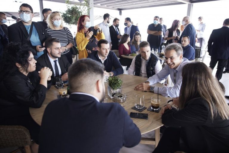 Στη Ρόδο ο Μητσοτάκης – Το Εθνικό Θέατρο, η μαρίνα του νησιού και ο καφές με νέους (εικόνες)