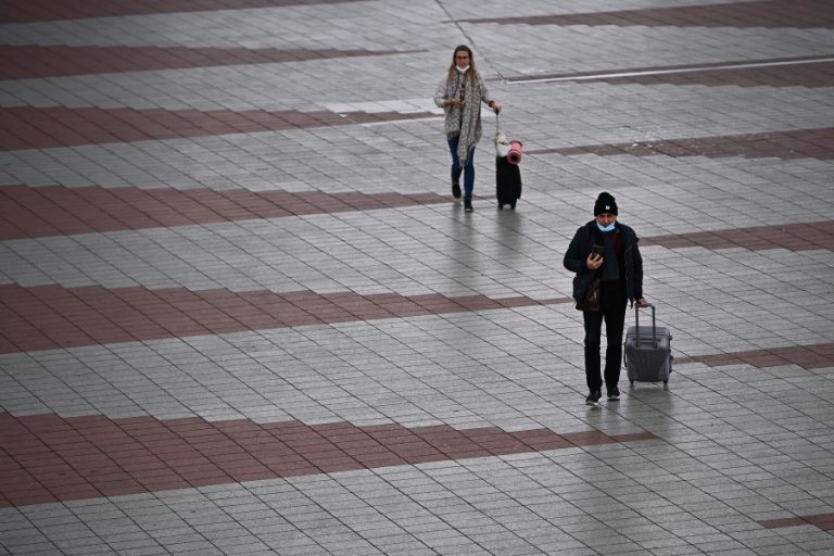Σύσταση ΠΟΥ στους άνω των 60 λόγω μετάλλαξης Όμικρον: «Μην ταξιδεύετε…»