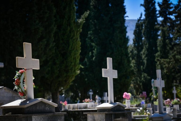 Την άφησαν ακήδευτη επί ώρες: Έψαχναν τον εργολάβο που δεν άνοιξε τον τάφο, πώς τον επιβράβευσε ο Δήμος
