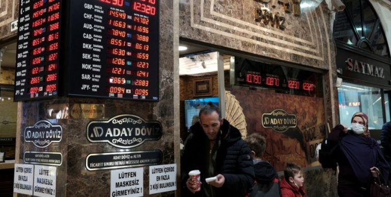 Τουρκία: Οργή κατά του Ερντογάν, χιλιάδες στους δρόμους ζητούν την παραίτησή του – Καταρρέει η λίρα