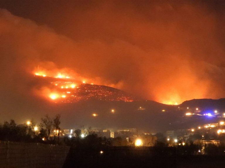 Φωτιά: Δύσκολη νύχτα για την Τήνο – Φτάνουν ενισχύσεις στο νησί της Παναγίας