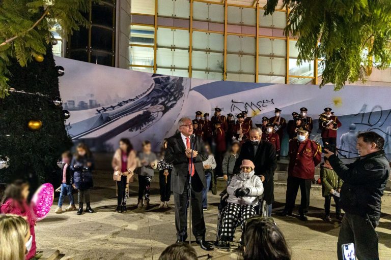 Ο Δήμαρχος Αμαρουσίου Θεόδωρος Αμπατζόγλου και η Ντέπη Μπιλιλή φωταγώγησαν το Χριστουγεννιάτικο Δέντρο στο κέντρο της πόλης, στην Πλατεία ΗΣΑΠ – Δήμος Αμαρουσίου