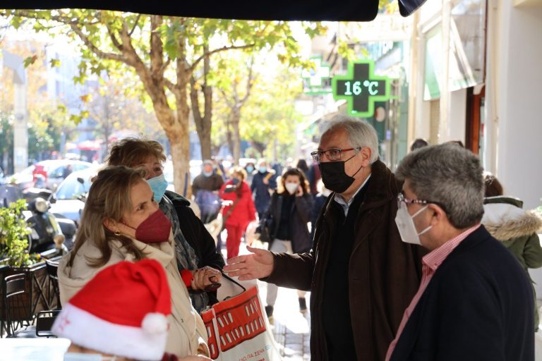 Επίσκεψη του Δημάρχου Αμαρουσίου Θ. Αμπατζόγλου στο Εμπορικό Κέντρο της πόλης, την παραμονή των Χριστουγέννων – Δήμος Αμαρουσίου