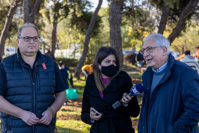 Παρουσία του Δημάρχου Αμαρουσίου Θ. Αμπατζόγλου και του Δημάρχου Χαλανδρίου Σ. Ρούσσου η κοινή πρωτοβουλία για Δεντροφύτευση στο Πάρκο Φραγκοκλησιάς & Πεντέλης στο Μαρούσι – Δήμος Αμαρουσίου