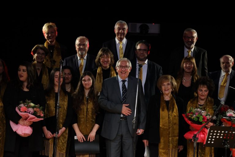 Χριστουγεννιάτικους ύμνους και παραδοσιακά κάλαντα ερμήνευσε η Μικτή Χορωδία του Δήμου Αμαρουσίου «Τερψιχόρη Παπαστεφάνου», παρουσία του Δημάρχου Αμαρουσίου Θ. Αμπατζόγλου – Δήμος Αμαρουσίου