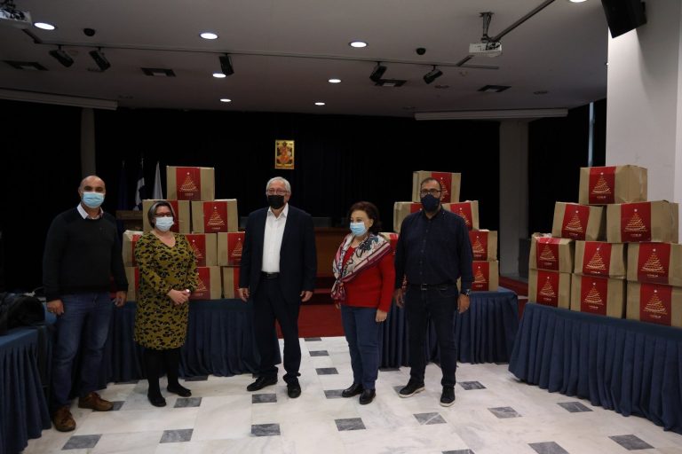 30 κιβώτια με είδη πρώτης ανάγκης προσέφερε η εταιρία “Smilekiosk” στο Κοινωνικό Παντοπωλείο του Δήμου Αμαρουσίου – Δήμος Αμαρουσίου