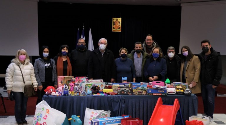 Συγκινητική η συμμετοχή των πολιτών στη δράση του Δήμου Αμαρουσίου και του «Όλοι Μαζί Μπορούμε» για τη συγκέντρωση Χριστουγεννιάτικων δώρων για τα παιδιά της πόλης – Δήμος Αμαρουσίου