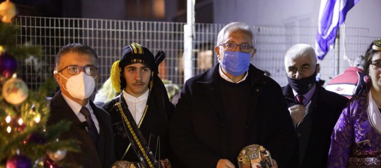 Παρουσία του Δημάρχου Θ. Αμπατζόγλου η φωταγώγηση του Δέντρου του Συλλόγου Ποντίων Αμαρουσίου «Νίκος Καπετανίδης» – Δήμος Αμαρουσίου