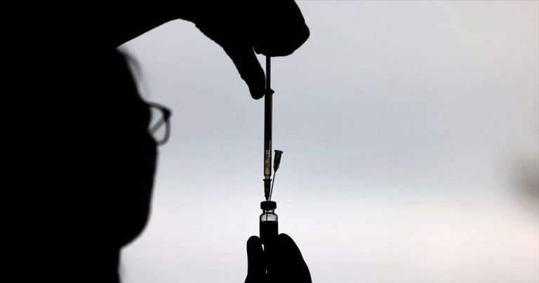 Εμπειρογνώμονες συνιστούν τα εμβόλια Pfizer και Moderna έναντι της J&J