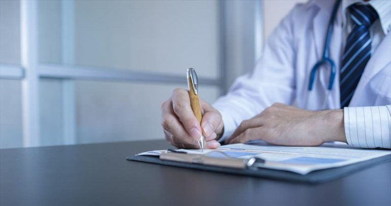 Η ΠΕΦ καταδικάζει τις παρανομίες στη συνταγογράφηση και τη διάθεση φαρμάκων