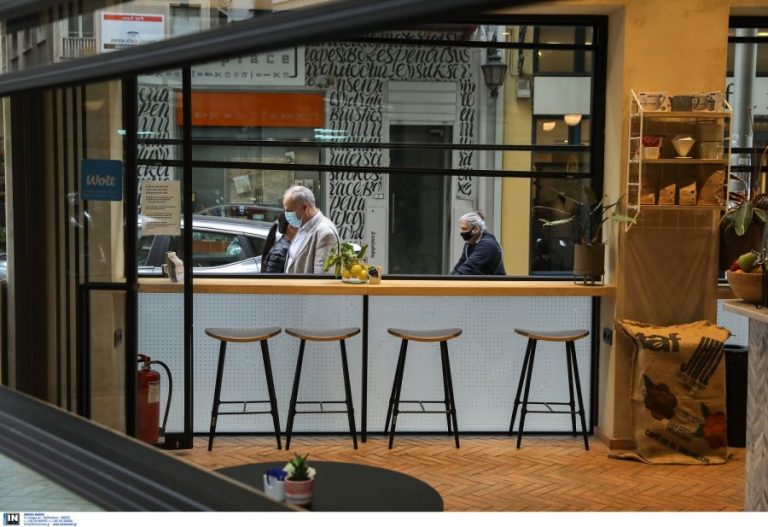 Απόφαση της κυβέρνησης και όχι εισήγηση της επιτροπής τα rapid test και σε εμβολιασμένους