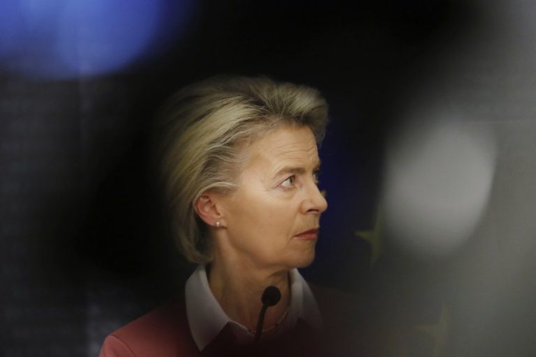 Βόμβα από την πρόεδρο της Κομισιόν: Είναι καιρός να σκεφτούμε τον υποχρεωτικό εμβολιασμό