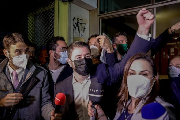 Εκλογές ΚΙΝΑΛ-Ανδρουλάκης: «Το ΠΑΣΟΚ επέστρεψε» – Προς αναμέτρηση με Παπανδρέου στον β΄ γύρο