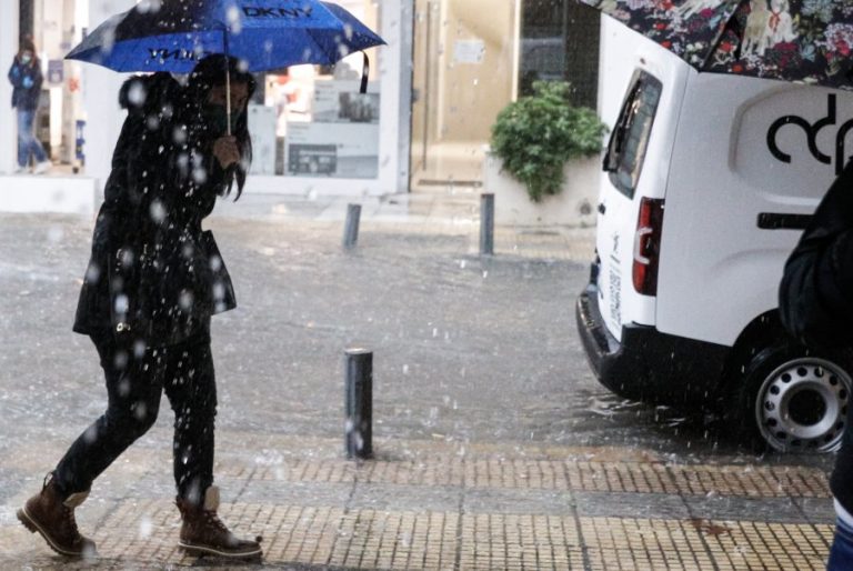 Καιρός: «Tσουχτερό» κρύο σήμερα – Πού θα πέσουν βροχές και καταιγίδες
