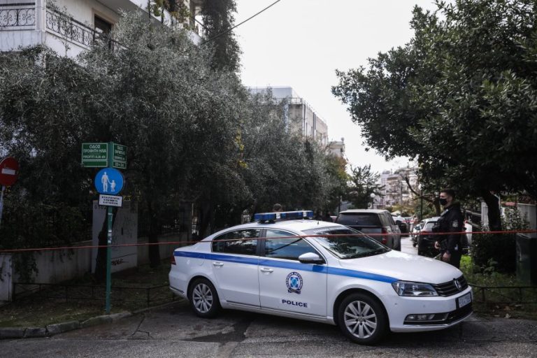 Μεγάλη επιχείρηση της Αστυνομίας στο Ζεφύρι, κατασχέθηκαν δύο όπλα το ένα είχε κλαπεί από αστυνομικό