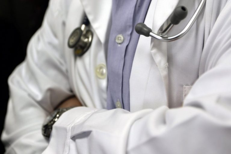 Μετάλλαξη Όμικρον: Τα κύρια συμπτώματα της νέας παραλλαγής του κορονοϊού