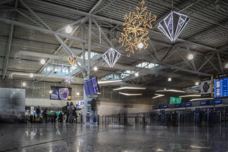 Νέα μέτρα από αύριο: Ταξίδι για Χριστούγεννα στην Ελλάδα μόνο με pcr και rapid για ανεμβολίαστους και εμβολιασμένους