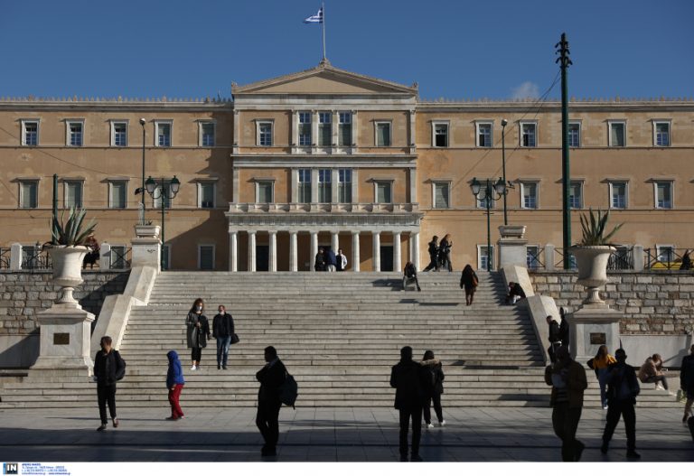 «Παλεύουμε με την Δέλτα και μας απειλεί η μετάλλαξη Όμικρον» – Τριπλός εμβολιασμός, αποστάσεις και 9μηνη ισχύ πιστοποιητικού προτείνει η Κομισιόν