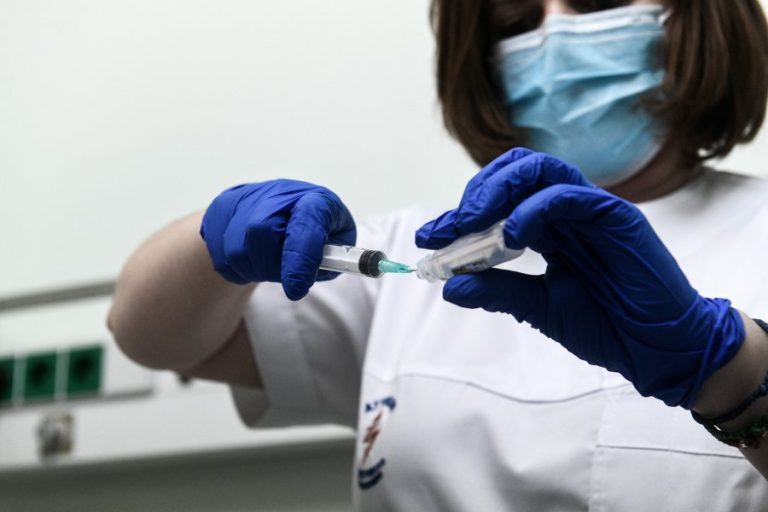Ποια είναι τα «ανοχύρωτα» εμβόλια απέναντι στην Μετάλλαξη Όμικρον (βίντεο)