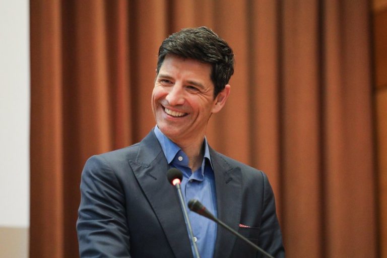 Σάλος με το… πριβέ πρωτοχρονιάτικο πάρτι του Δήμου της Αθήνας με τον Σάκη Ρουβά που θα κοστίσει «χρυσό»