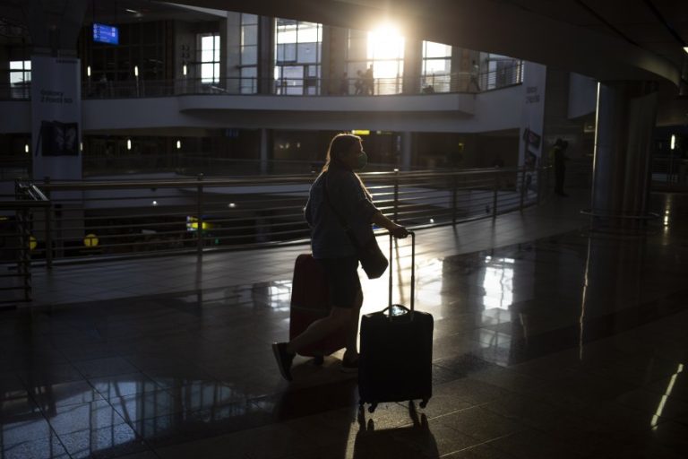 Τα τρία σενάρια για την προέλευση της μετάλλαξης Όμικρον – Που συμφωνούν και που διαφωνούν οι επιστήμονες