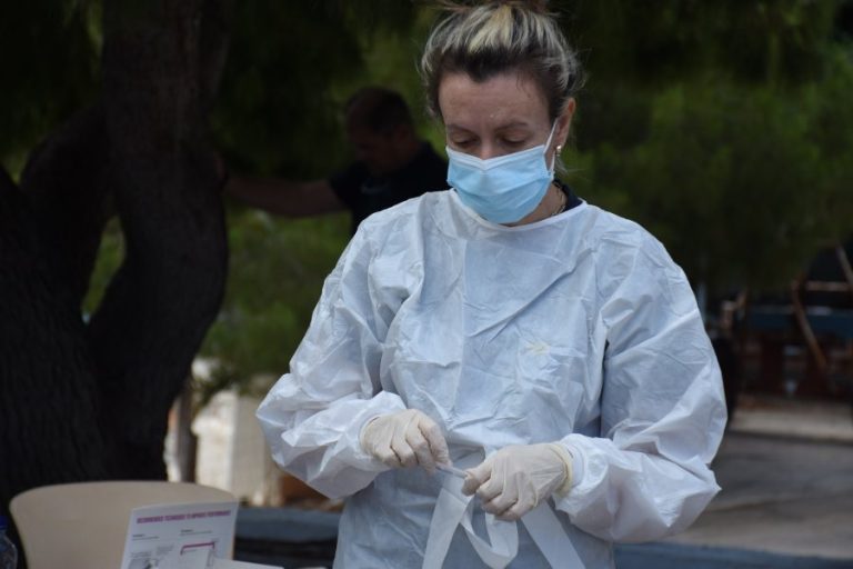 Τι πρέπει να κάνει ο εμβολιασμένος που ήρθε σε επαφή με κρούσμα κορονοϊού