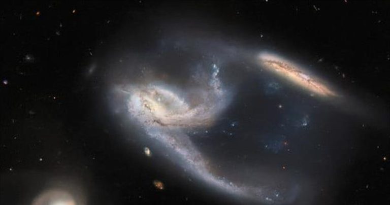 Μοναδικό γαλαξιακό «βαλς» φωτογράφισε το Hubble