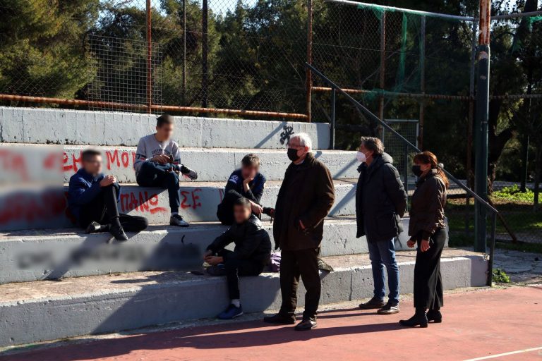 Δίπλα στους νέους ο Δήμαρχος Αμαρουσίου Θεόδωρος Αμπατζόγλου – Δήμος Αμαρουσίου