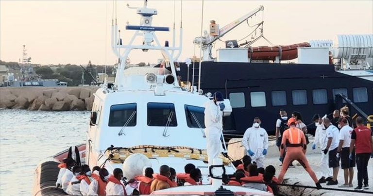 Επτά μετανάστες πέθαναν από υποθερμία σε πλεούμενο με προορισμό τη Λαμπεντούζα