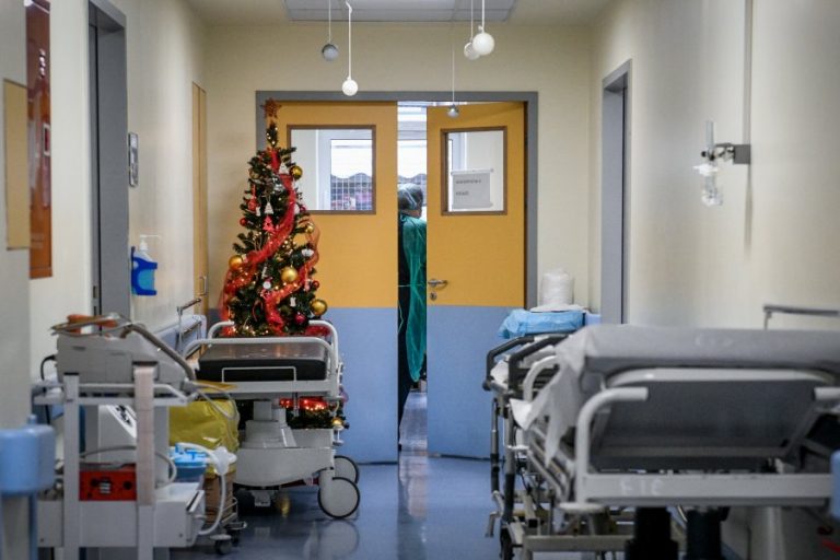Γιατροί και νοσηλευτές που έκαναν… Πρωτοχρονιά σε κλινικές covid στέλνουν το μήνυμά τους (βίντεο)