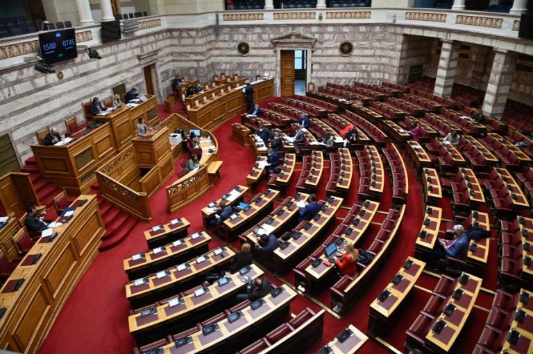 Η μετάλλαξη Όμικρον έφερε νέα μέτρα και στη Βουλή, ένας βουλευτής ανεμβολίαστος