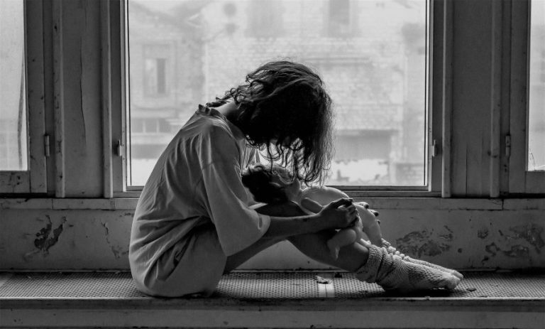 Θεσσαλονίκη: Ανήλικη μήνυσε παίκτη ριάλιτι για σεξουαλική παρενόχληση σε… δημόσια θέα (βίντεο)