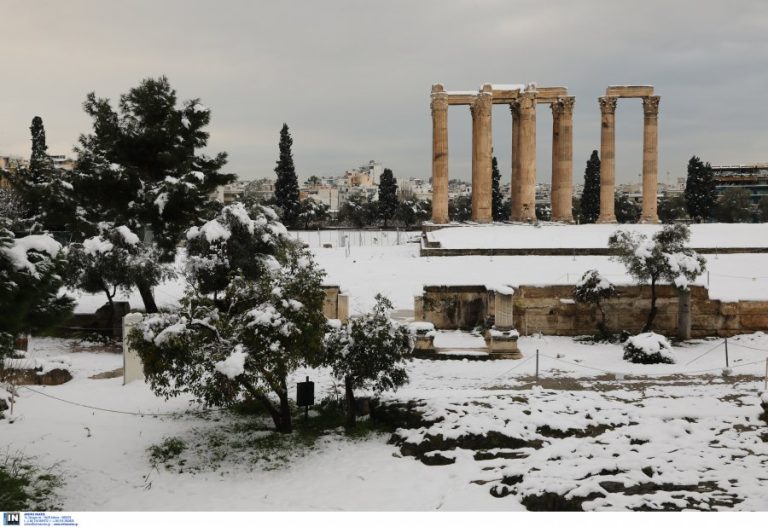 Λευκή εισβολή με πυκνό χιόνι σε Αθήνα, Εύβοια, Στερεά Ελλάδα – Επί ποδός ο κρατικός μηχανισμός