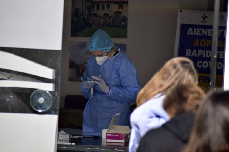 Μόσιαλος για Flurona: «Δεν είναι νέος ιός – Πιθανό να υπάρχουν και σε άλλες χώρες κρούσματα»