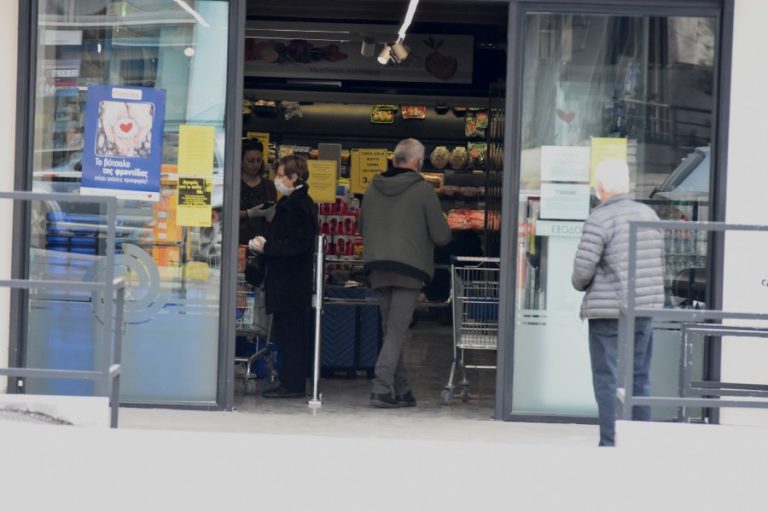 Πώς θα λειτουργούν σούπερ μάρκετ, λαϊκές αγορές, καταστήματα τροφίμων με τα νέα μέτρα για την Όμικρον