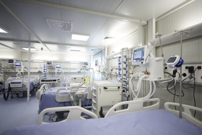 Σοκάρουν οι Ιταλοί γιατροί: «Αρνούνται να δεχθούν έναν απλό ορό, 5 στους 10 είναι αρνητές»
