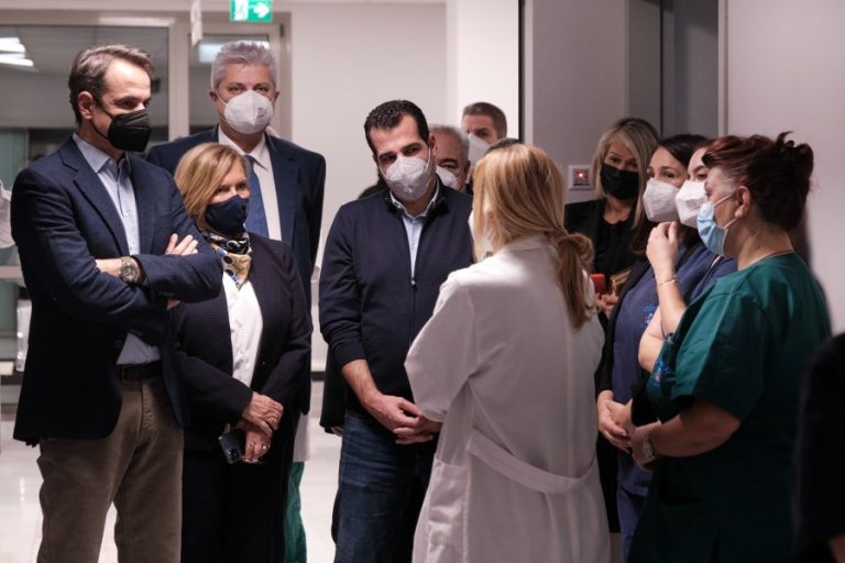 Στο «Σωτηρία» ο Μητσοτάκης: «Πολύ σύντομα θα έχουμε στην Ελλάδα τα κανούργια φάρμακα κατά του κορονοϊού»