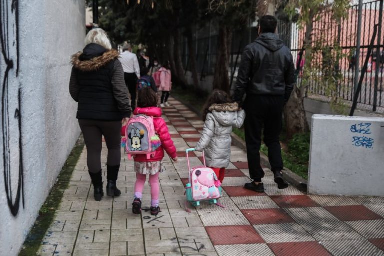 Σχολεία: Ανοιχτό παράθυρο για αλλαγή πρωτοκόλλου, τι θα γίνει με την άδεια ειδικού σκοπού για γονείς (βίντεο)