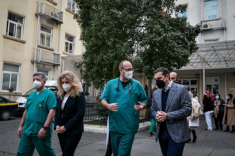 Τσίπρας στο νοσοκομείο «Αλεξάνδρα»: «Μια νέα κυβέρνηση το 2022 θα στηρίξει γιατρούς και νοσηλευτές»