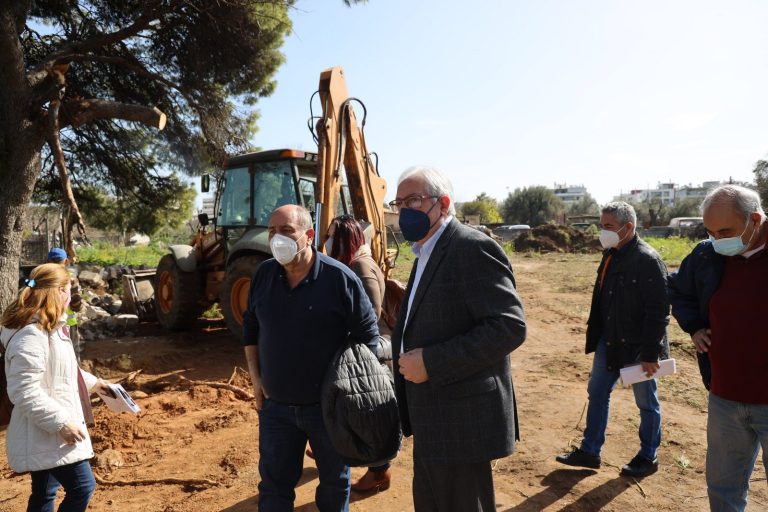 Αυτοψία του Δημάρχου Αμαρουσίου Θεόδωρου Αμπατζόγλου σε έργα διανοίξεων οδών στην περιοχή του Κάτω Σωρού – Δήμος Αμαρουσίου