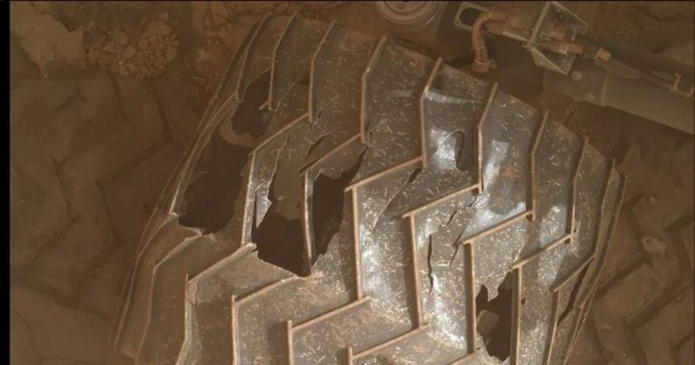 Τρύπησαν οι τροχοί του Curiosity αλλά συνεχίζει απτόητο την εξερεύνηση του Άρη