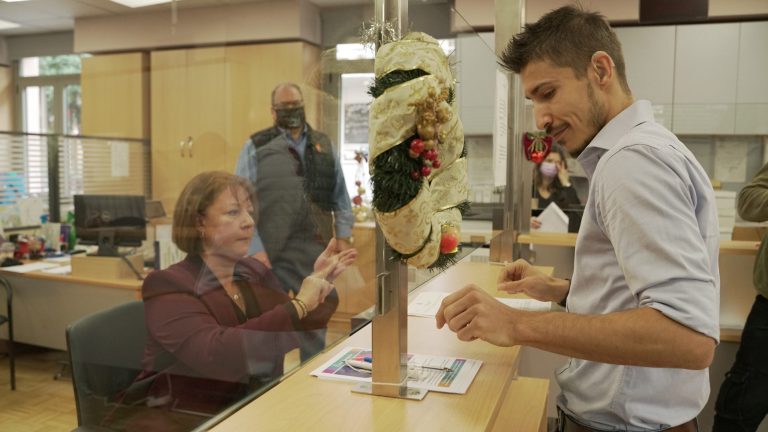 Στις «καλές πρακτικές των δήμων», παρουσίασε η ΚΕΔΕ την δια ζώσης εξυπηρέτηση στη νοηματική στα ΚΕΠ Χαλανδρίου (βίντεο) – Δήμος Χαλανδρίου