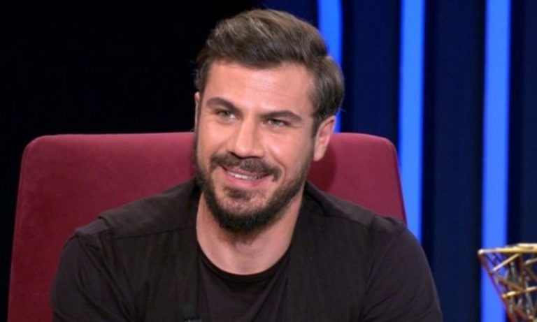 Αυτός ειναι ο κλώνος του Άκη Πετρετζίκη που εισβάλλει στον διαγωνισμό