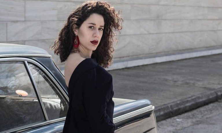 Η «Πηνελόπη» Μαρία Πετεβή στην πιο ανατρεπτική φωτογράφιση για τον Μίστερο Μπουφό!