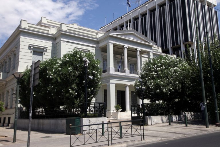 Έκτακτη ανακοίνωση του υπουργείου Εξωτερικών για τους Έλληνες που βρίσκονται ή ταξιδεύουν στην Ουκρανία