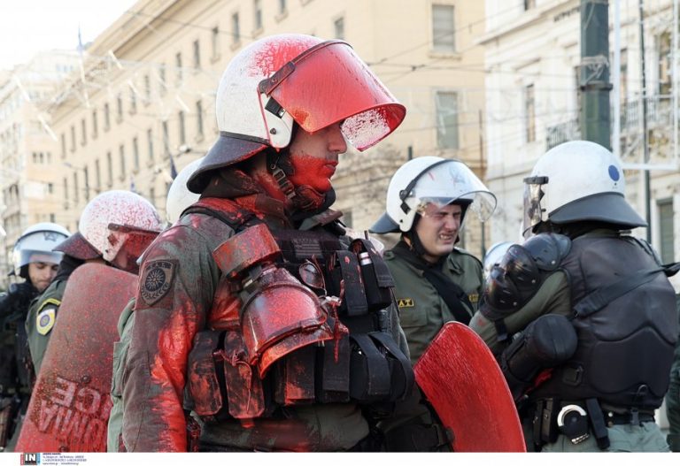 Τα ΜΑΤ βάφτηκαν… κόκκινα σε μικροεπεισόδια στα Προπύλαια