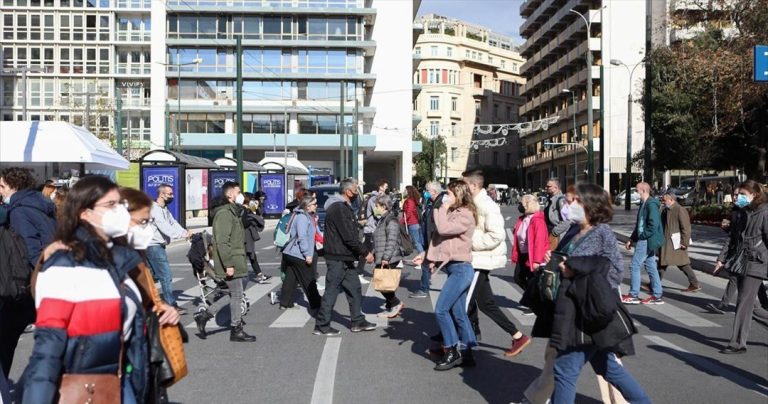 Άρση μέτρων: «Οι μολυσμένοι θα μπορούν να συγχρωτίζονται ελεύθερα με τους άλλους»